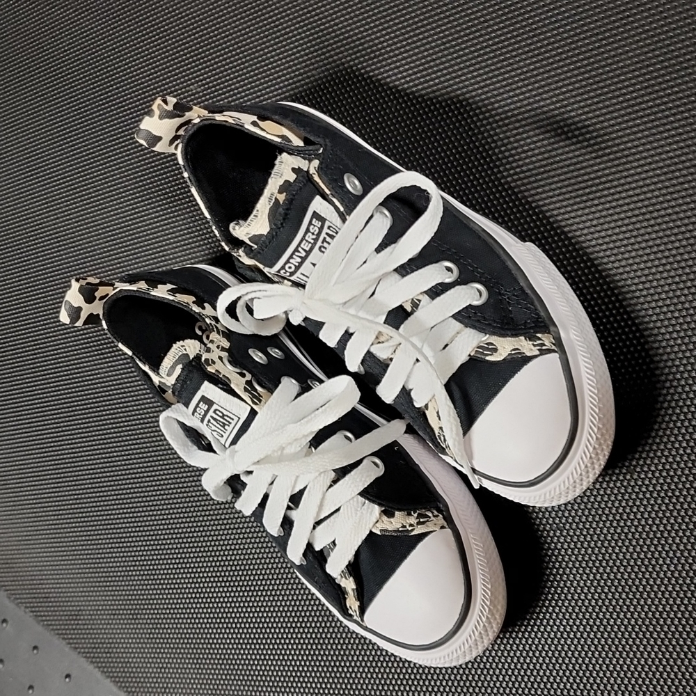 Converse girls size 1